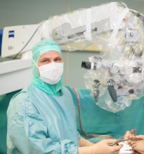 Hamburger Rückenspezialist im OP mit Mikroskop
